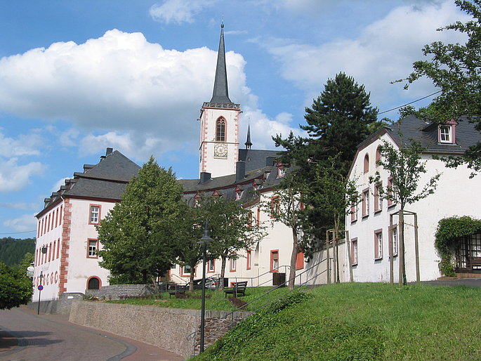 Ortskern Klausen mit altem Brauhaus und Wallfahrtskirche